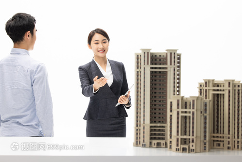 美女房产经纪向客户介绍楼盘
