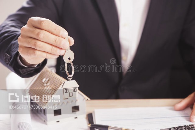 房产经纪人在交钥匙Real estate agent handing over house keys.