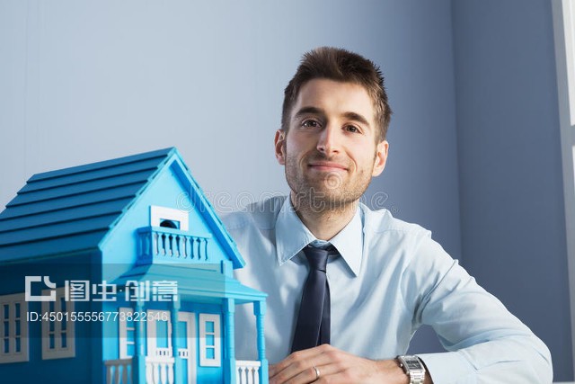 带样板房的房地产经纪人Real estate agent with model house
